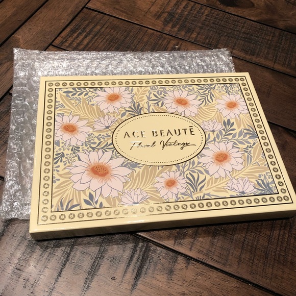 ACE BEAUTE Floral Vintage Eyeshadow Palette - Picture 3 of 13